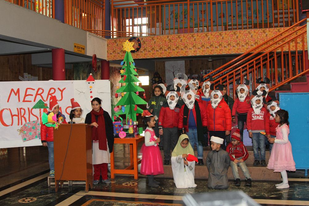 Class I Organizes Special Christmas Assembly
